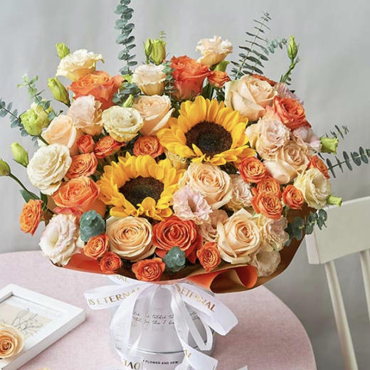 【喜乐时光】向日葵2枝➕橙色玫瑰5枝➕香槟玫瑰7枝➕橙色多头玫瑰5枝➕香槟桔梗9枝➕新鲜配花配叶，高端混搭时尚抱抱捅 商品图0