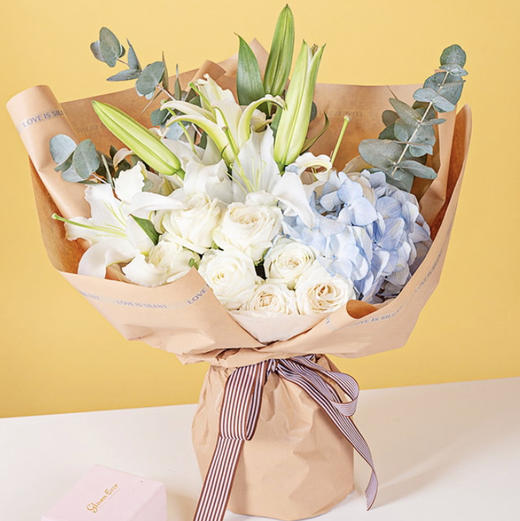 【守护你】9枝白玫瑰➕1枝浅蓝色绣球➕2枝白色百合➕新鲜配花配叶，精品时尚花束 商品图0