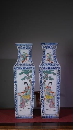 清代粉彩人物开窗人物方瓶