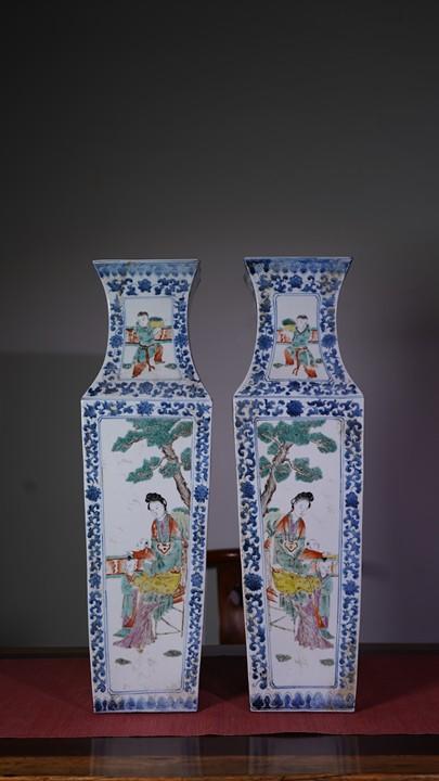 清代粉彩人物开窗人物方瓶 商品图0