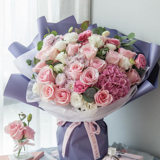 【满怀】16枝粉色玫瑰➕5枝白色洋桔梗➕5枝粉色洋桔梗➕3枝紫色小菊➕1枝绣球➕新鲜配花配叶，精品大气时尚花束 商品图0
