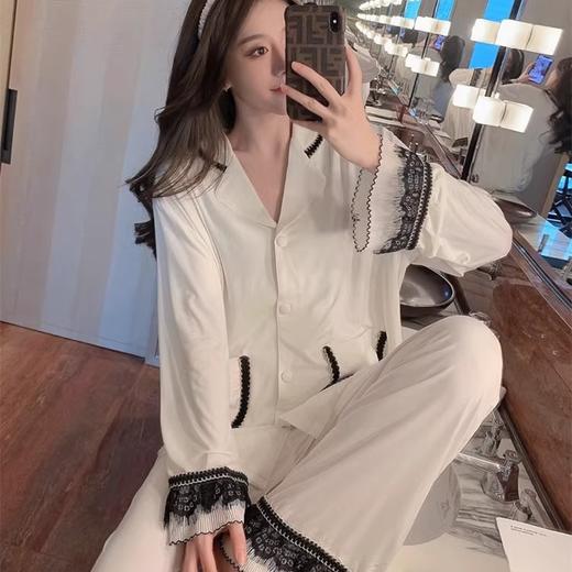 【黑白配色！舒适又性感！】网红睡衣，性感蕾丝，无法拒绝；舒适套装，黑白配色，总能抓住TA的心。穿上它，让春秋季的夜晚更加温柔美好。 商品图1