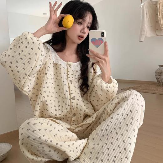 【空气棉睡衣，暖心相伴】仙女必备甜美碎花，雪花飘落，穿上空气棉睡衣女，暖意融融如春。夹棉加厚，抵御严寒，甜美碎花、蕾丝花边，婉约温婉。内外兼修，自在穿搭！ 商品图1