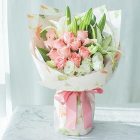 【粉雪佳人】11枝戴安娜玫瑰➕2枝白香水百合➕5枝白色洋桔梗➕新鲜配花配叶