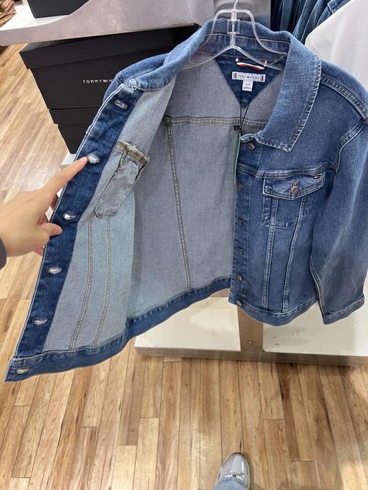 到手价599元 tommy女款牛仔上衣 潮酷潮酷的 厚度适中不是硬面料很舒服 短款很显瘦哦  美国代购，无中文标签，介意慎拍 商品图3