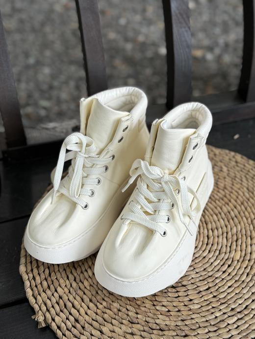 花花团醉新款篙端短靴休闲运动鞋！合作国内鼎尖代工厂制作  质感细腻丝滑，如奶油蛋糕般绵软的触感！全真皮包裹，脚感超柔如云朵般包裹～du家开模定制大底轻盈防滑，走感舒适安心 商品图8