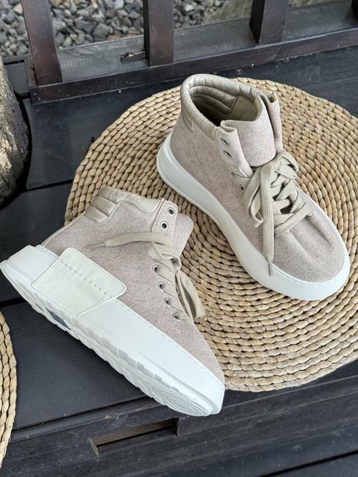 花花团醉新款篙端短靴休闲运动鞋！合作国内鼎尖代工厂制作  质感细腻丝滑，如奶油蛋糕般绵软的触感！全真皮包裹，脚感超柔如云朵般包裹～du家开模定制大底轻盈防滑，走感舒适安心 商品图6