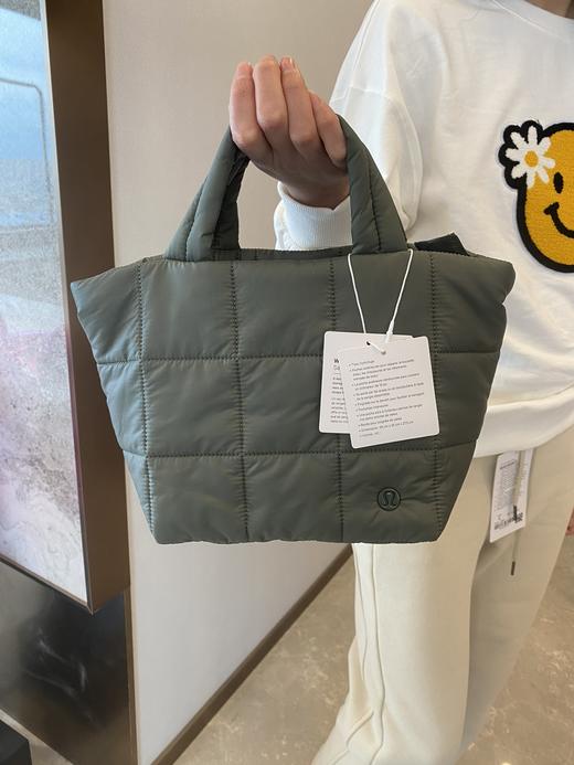 点此购买 露露Quilted Grid女士手提斜挎包 bk 301775 商品图7