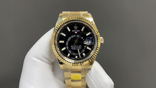 NOOB升级版 劳.力士Rolex Sky-Dweller 天行者！精彩细节： 【表壳】尺寸42毫米，沉稳可靠、雍容大度！ 表圈采用劳力士Ring Command三角坑纹，旋转外圈可调转月份功能！ 商品图12