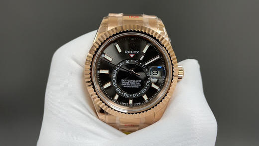 NOOB升级版 劳.力士Rolex Sky-Dweller 天行者！精彩细节： 【表壳】尺寸42毫米，沉稳可靠、雍容大度！ 表圈采用劳力士Ring Command三角坑纹，旋转外圈可调转月份功能！ 商品图2