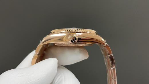 NOOB升级版 劳.力士Rolex Sky-Dweller 天行者！精彩细节： 【表壳】尺寸42毫米，沉稳可靠、雍容大度！ 表圈采用劳力士Ring Command三角坑纹，旋转外圈可调转月份功能！ 商品图9