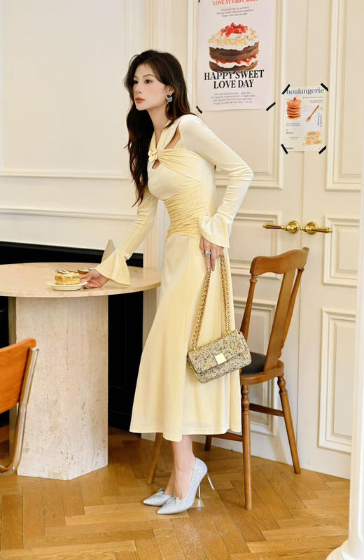 丝绒纽结装饰杏⾊⻓裙 商品图3