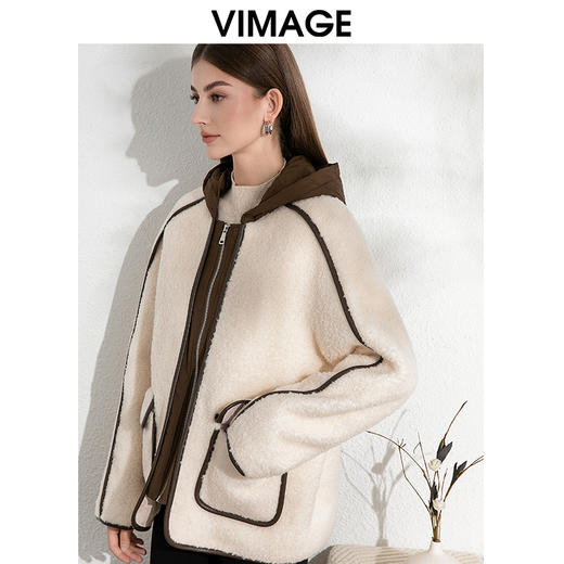 VIMAGE纬漫纪休闲连帽宽松羊毛保暖颗粒绒撞色外套冬季新款VD2403303 商品图3