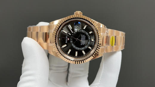 NOOB升级版 劳.力士Rolex Sky-Dweller 天行者！精彩细节： 【表壳】尺寸42毫米，沉稳可靠、雍容大度！ 表圈采用劳力士Ring Command三角坑纹，旋转外圈可调转月份功能！ 商品图1