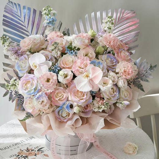 【快乐多巴胺】17枝白玫瑰➕5枝紫罗兰➕2枝蝴蝶兰➕3枝蓝星花➕2枝散尾葵➕2枝高山羊齿➕10枝多头粉边阳光洋桔梗➕新鲜配花配叶，高端大气时尚抱抱桶 商品图0