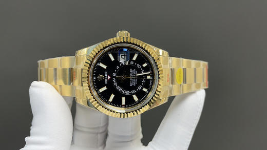 NOOB升级版 劳.力士Rolex Sky-Dweller 天行者！精彩细节： 【表壳】尺寸42毫米，沉稳可靠、雍容大度！ 表圈采用劳力士Ring Command三角坑纹，旋转外圈可调转月份功能！ 商品图13