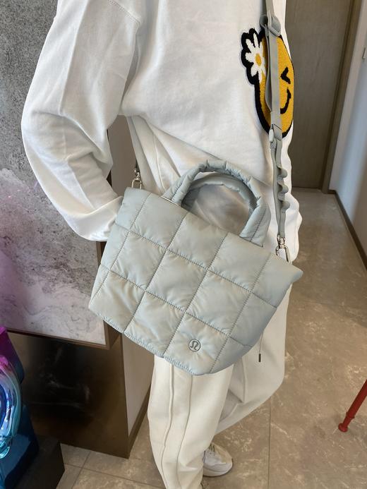 点此购买 露露Quilted Grid女士手提斜挎包 bk 301775 商品图10