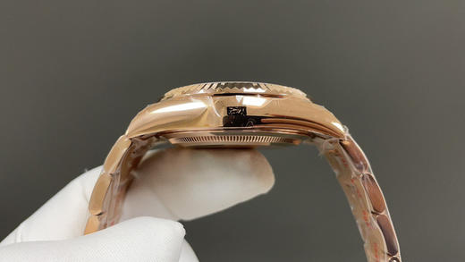 NOOB升级版 劳.力士Rolex Sky-Dweller 天行者！精彩细节： 【表壳】尺寸42毫米，沉稳可靠、雍容大度！ 表圈采用劳力士Ring Command三角坑纹，旋转外圈可调转月份功能！ 商品图10