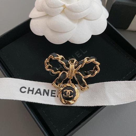香奈儿纯手工穿皮蝴蝶结吊圆形胸针（XJ） 商品图9