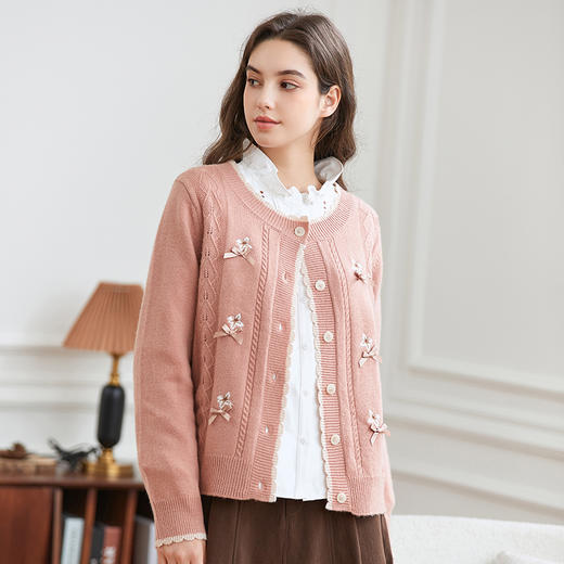 Famecoco圆领绣花蝴蝶结毛衣开衫温柔宽松外套女冬FAB8DE044 商品图1