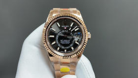 NOOB升级版 劳.力士Rolex Sky-Dweller 天行者！精彩细节： 【表壳】尺寸42毫米，沉稳可靠、雍容大度！ 表圈采用劳力士Ring Command三角坑纹，旋转外圈可调转月份功能！