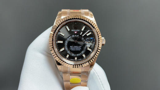 NOOB升级版 劳.力士Rolex Sky-Dweller 天行者！精彩细节： 【表壳】尺寸42毫米，沉稳可靠、雍容大度！ 表圈采用劳力士Ring Command三角坑纹，旋转外圈可调转月份功能！ 商品图0