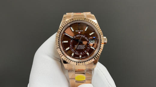 NOOB升级版 劳.力士Rolex Sky-Dweller 天行者！精彩细节： 【表壳】尺寸42毫米，沉稳可靠、雍容大度！ 表圈采用劳力士Ring Command三角坑纹，旋转外圈可调转月份功能！ 商品图6