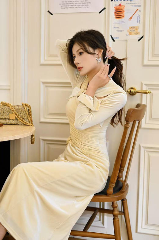 丝绒纽结装饰杏⾊⻓裙 商品图8