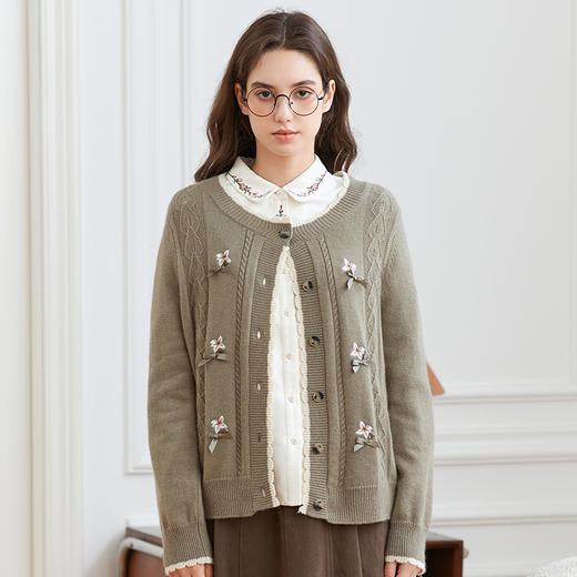 Famecoco圆领绣花蝴蝶结毛衣开衫温柔宽松外套女冬FAB8DE044 商品图3