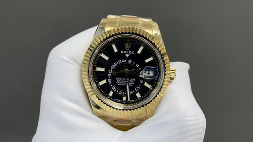NOOB升级版 劳.力士Rolex Sky-Dweller 天行者！精彩细节： 【表壳】尺寸42毫米，沉稳可靠、雍容大度！ 表圈采用劳力士Ring Command三角坑纹，旋转外圈可调转月份功能！ 商品图14