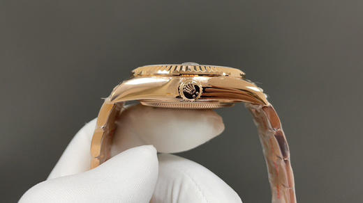 NOOB升级版 劳.力士Rolex Sky-Dweller 天行者！精彩细节： 【表壳】尺寸42毫米，沉稳可靠、雍容大度！ 表圈采用劳力士Ring Command三角坑纹，旋转外圈可调转月份功能！ 商品图3