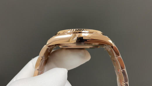 NOOB升级版 劳.力士Rolex Sky-Dweller 天行者！精彩细节： 【表壳】尺寸42毫米，沉稳可靠、雍容大度！ 表圈采用劳力士Ring Command三角坑纹，旋转外圈可调转月份功能！ 商品图4