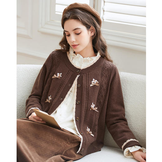 Famecoco圆领绣花蝴蝶结毛衣开衫温柔宽松外套女冬FAB8DE044 商品图4