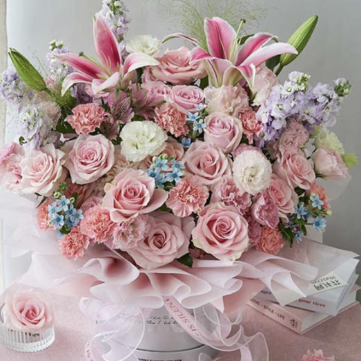 【美好温馨】2枝粉色百合➕15枝粉色玫瑰➕8枝阳光粉多头桔梗➕8枝粉色康乃馨➕6枝紫色紫罗兰➕4枝蓝星花➕2枝喷泉草➕1枝粉六出➕新鲜配花配叶，高端大气时尚抱抱桶 商品图0