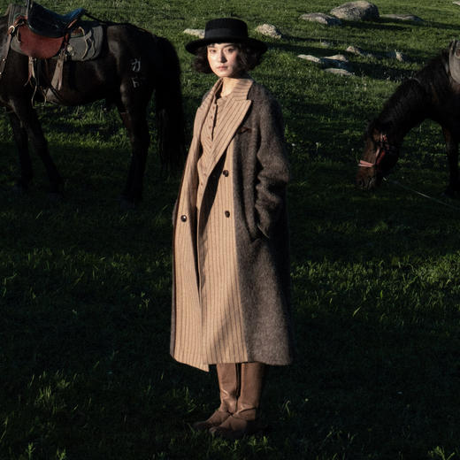 谜底设计感毛呢大衣女2024冬新品通勤复古风拼接长呢子244GD1680 商品图0