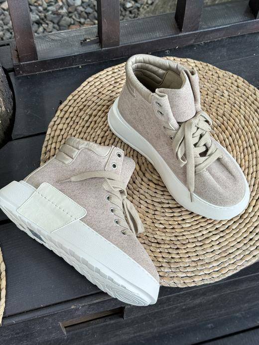 花花团醉新款篙端短靴休闲运动鞋！合作国内鼎尖代工厂制作  质感细腻丝滑，如奶油蛋糕般绵软的触感！全真皮包裹，脚感超柔如云朵般包裹～du家开模定制大底轻盈防滑，走感舒适安心 商品图10