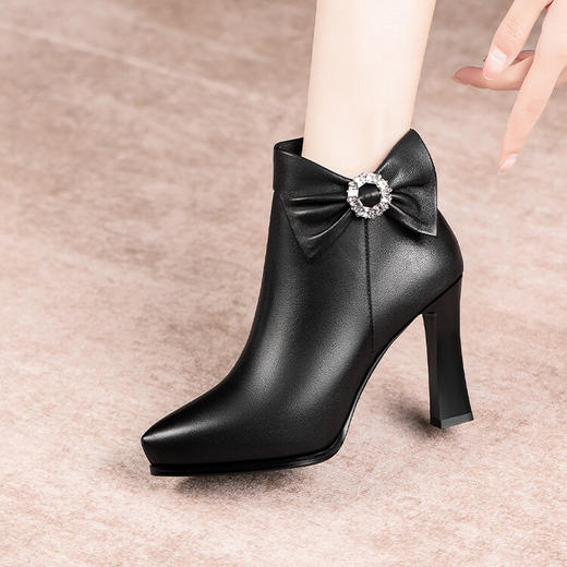 【预售5天】水钻蝴蝶结粗跟短靴，尖头白色真皮高跟靴子JQR&G3626 商品图1