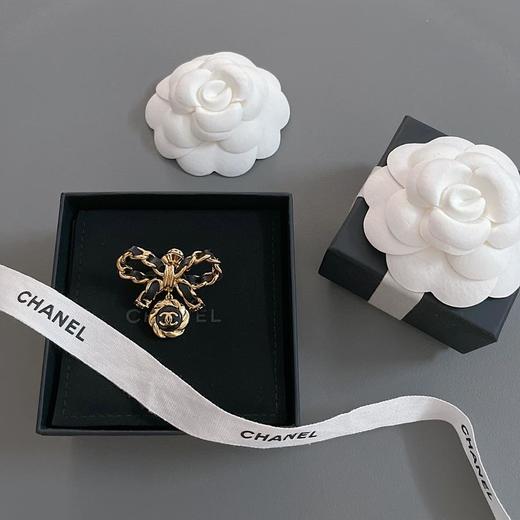 香奈儿纯手工穿皮蝴蝶结吊圆形胸针（XJ） 商品图0