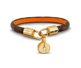 LOUIS VUITTON Tribute Monogram 帆布小生皮内衬 金色金属帽盒坠饰 老花手镯  女款 棕色