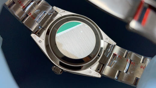 NOOB升级版 劳.力士Rolex Sky-Dweller 天行者！精彩细节： 【表壳】尺寸42毫米，沉稳可靠、雍容大度！ 表圈采用劳力士Ring Command三角坑纹，旋转外圈可调转月份功能！ 商品图11