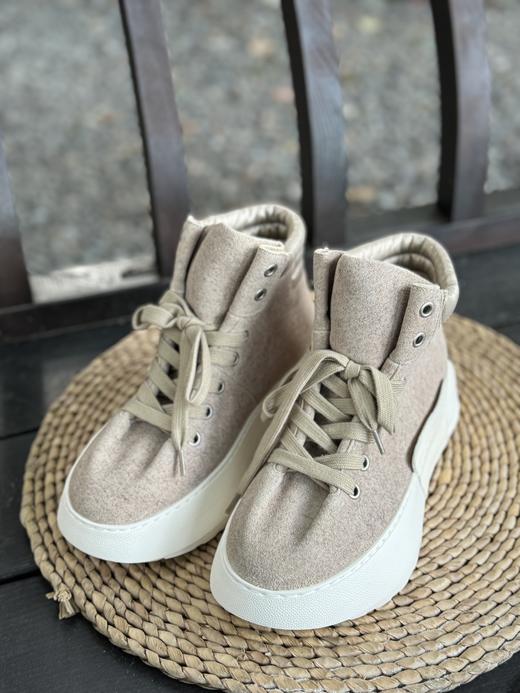 花花团醉新款篙端短靴休闲运动鞋！合作国内鼎尖代工厂制作  质感细腻丝滑，如奶油蛋糕般绵软的触感！全真皮包裹，脚感超柔如云朵般包裹～du家开模定制大底轻盈防滑，走感舒适安心 商品图9