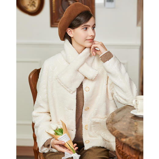 Famecoco范可儿保暖毛绒外套女秋冬附围巾FAB8AB023 商品图1