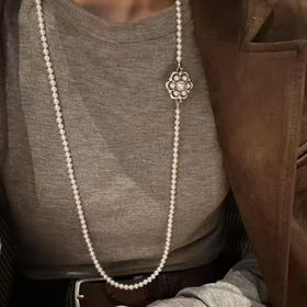 一款多戴！好好看的一个款式呀。可以拆卸的雪花扣子。秋冬天的浪漫氛围感。秋冬需要的存在感来了。4-5mm天然珍珠，还有雪花   5-6，6-7m的天然珍珠。都是很亮很亮的光线。