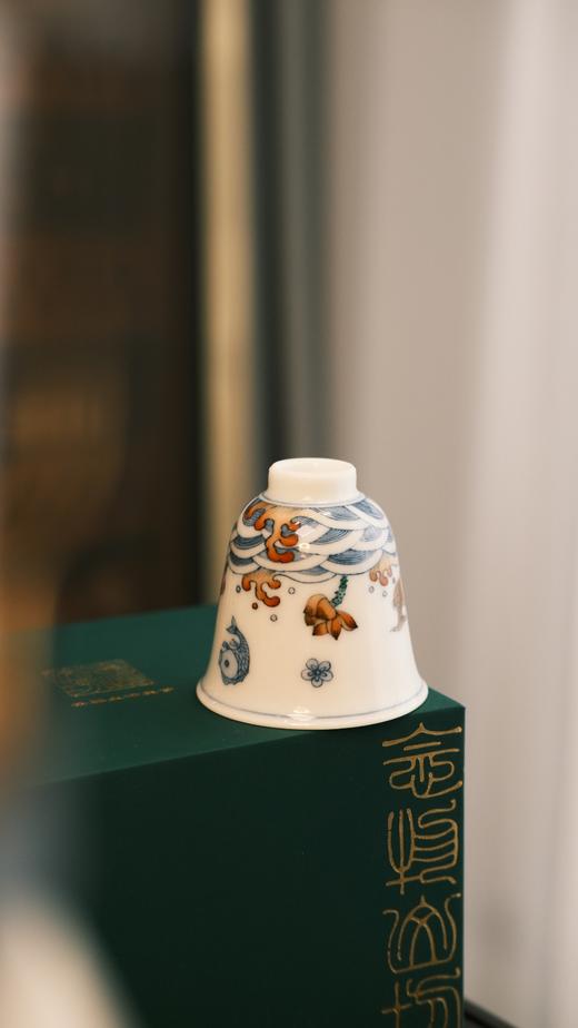 【念物山坊】青花斗彩闻香杯（荷塘鱼趣） 商品图1