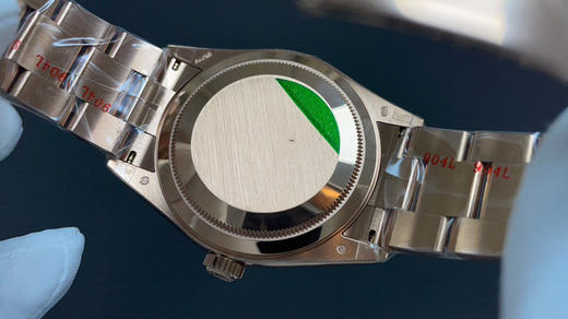 NOOB升级版 劳.力士Rolex Sky-Dweller 天行者！精彩细节： 【表壳】尺寸42毫米，沉稳可靠、雍容大度！ 表圈采用劳力士Ring Command三角坑纹，旋转外圈可调转月份功能！ 商品图5