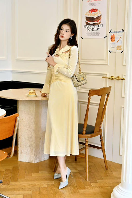 丝绒纽结装饰杏⾊⻓裙 商品图2