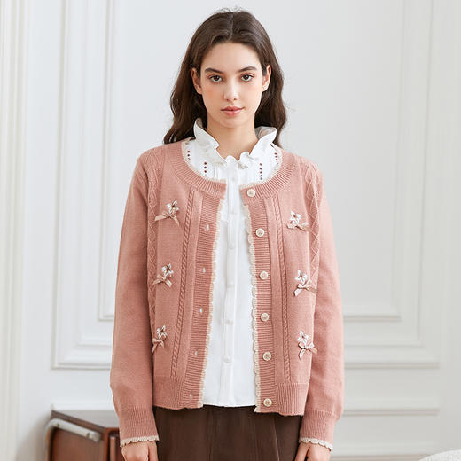 Famecoco圆领绣花蝴蝶结毛衣开衫温柔宽松外套女冬FAB8DE044 商品图0