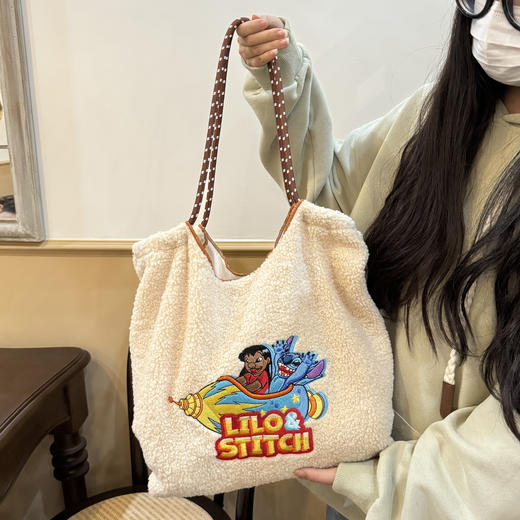 【迪士尼羊羔绒刺绣包】 💰代购价:200-400元 💰开团价:49.9-59.9元 💥2024绝对不能错过的款式❗❗❗ 敲黑板推荐❗【迪士尼】🏆系列必入款 迪士尼新出的🉑️【羊羔绒】系列 商品图2