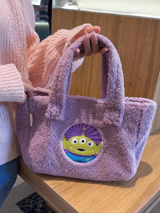 【迪士尼羊羔绒刺绣包】 💰代购价:200-400元 💰开团价:49.9-59.9元 💥2024绝对不能错过的款式❗❗❗ 敲黑板推荐❗【迪士尼】🏆系列必入款 迪士尼新出的🉑️【羊羔绒】系列 商品图5