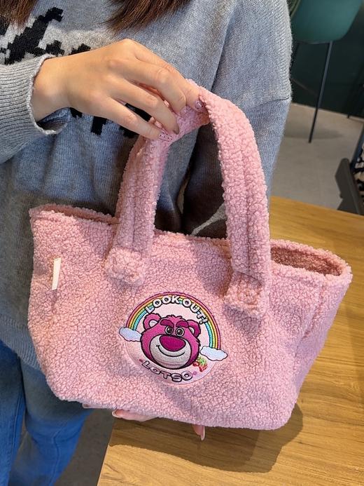 【迪士尼羊羔绒刺绣包】 💰代购价:200-400元 💰开团价:49.9-59.9元 💥2024绝对不能错过的款式❗❗❗ 敲黑板推荐❗【迪士尼】🏆系列必入款 迪士尼新出的🉑️【羊羔绒】系列 商品图6